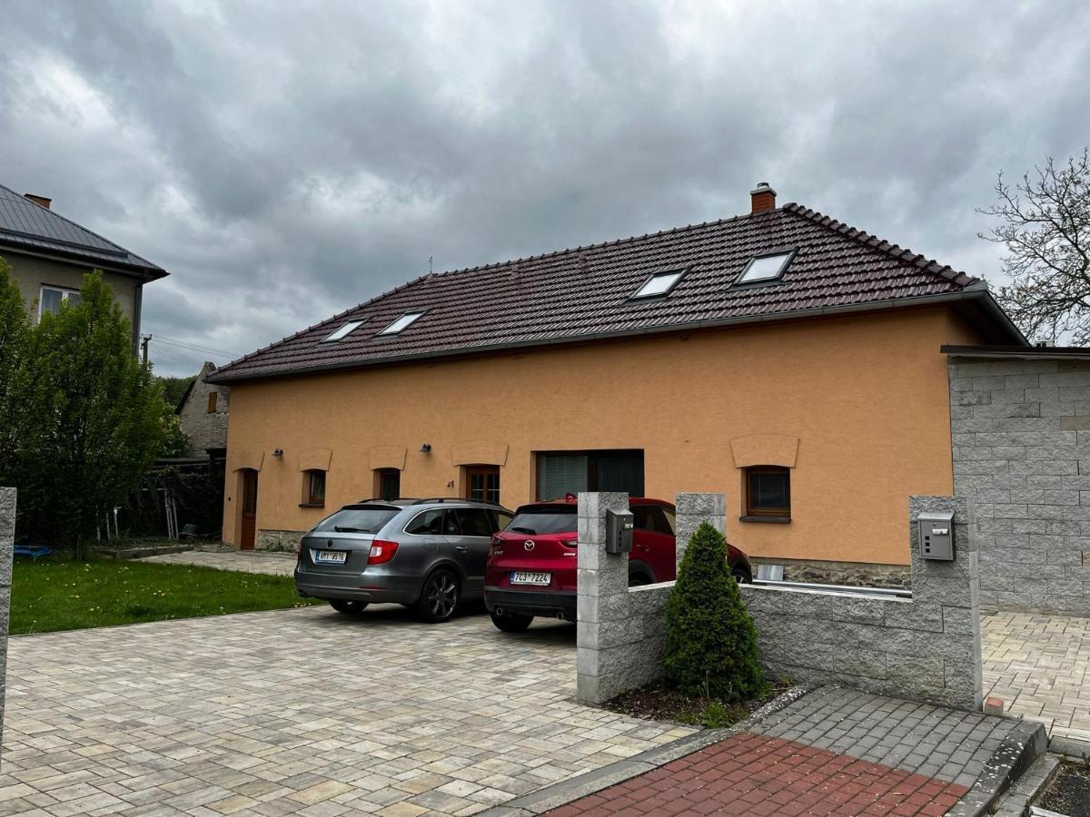 Prijemny Podkrovni Byt S Parkovanim Na Pozemku. Tršice Eksteriør billede